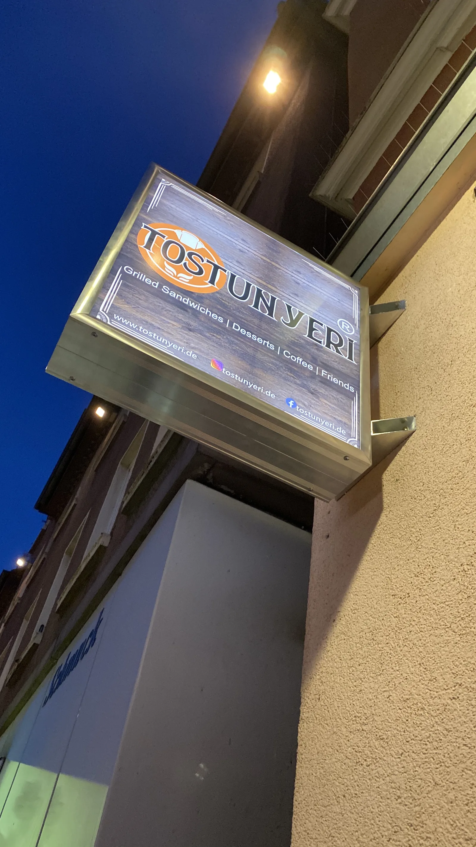 Leuchtkasten oder Profilbuchstaben? Was zu Ihrem Geschäft passt