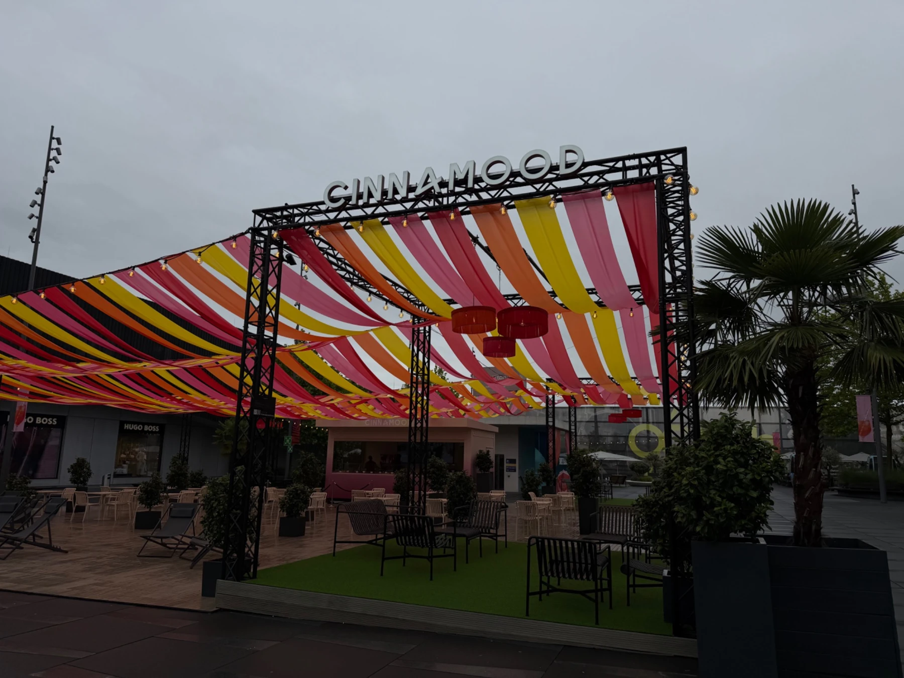 CINNAMOOD: Einzelbuchstaben auf einer Traversenkonstruktion in einem Outlet-Center
