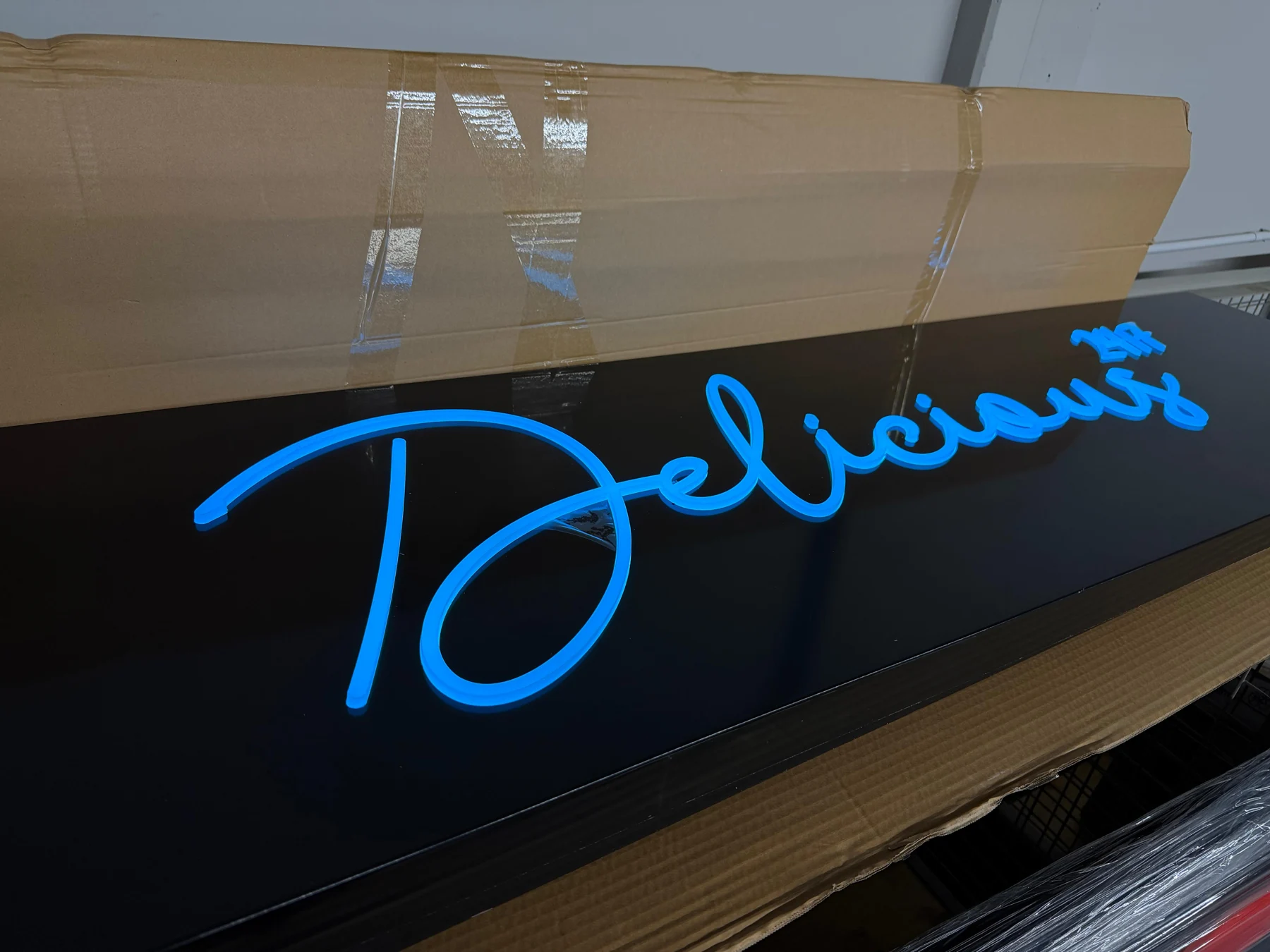 Delicious 24/7: LED-Werbeanlage für einen Standort in München