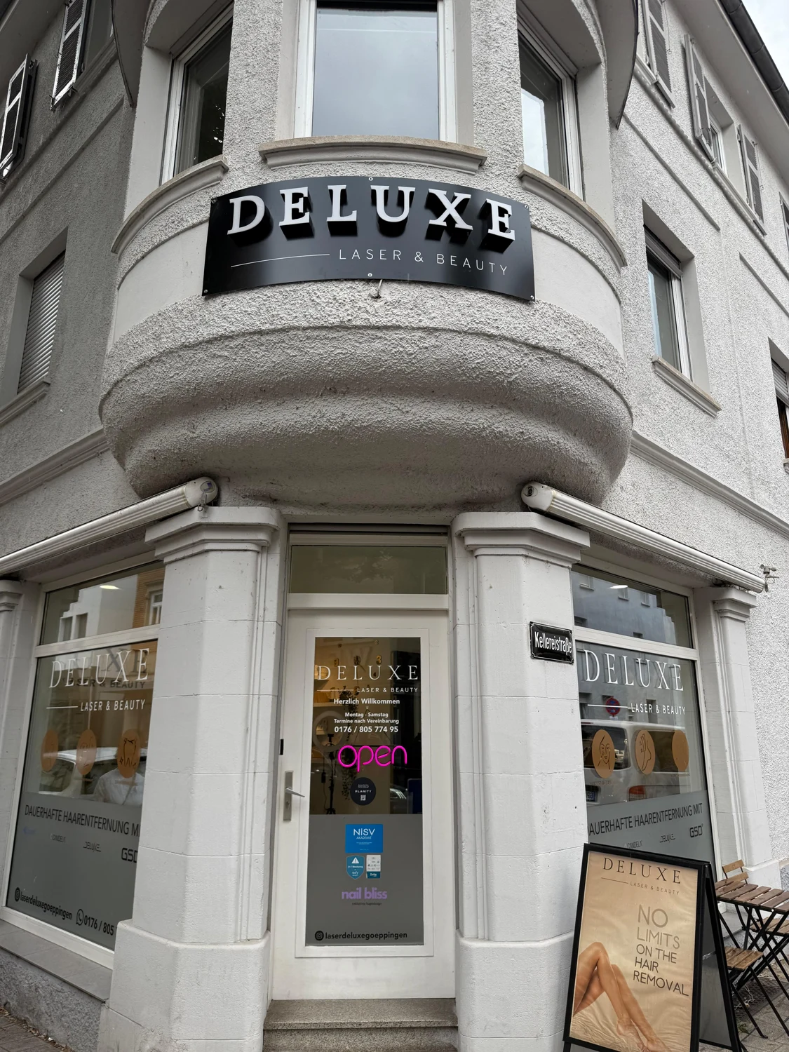 Deluxe Laser: beleuchtetes Firmenschild in Göppingen