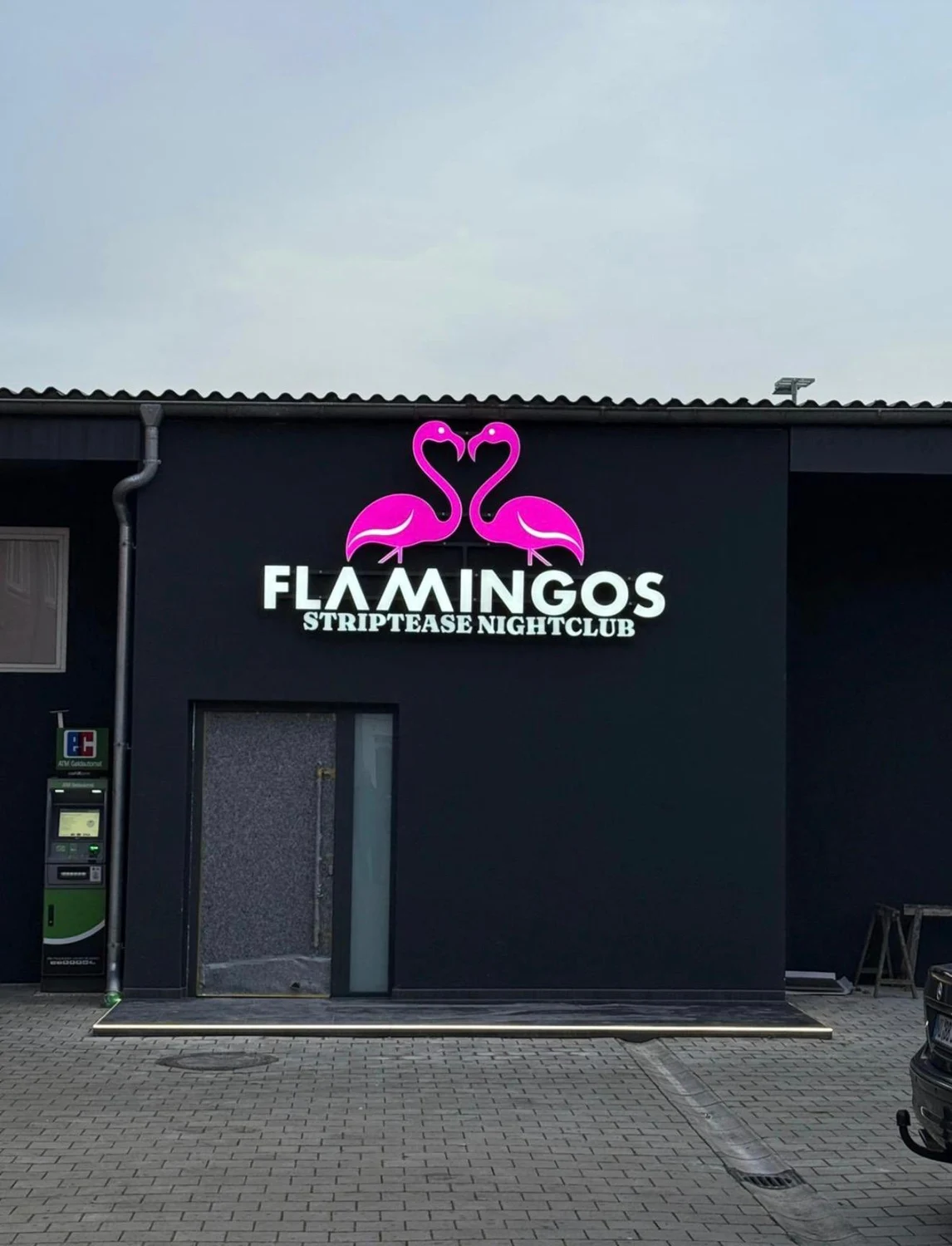 Flamingos Bar: LED-Neon-Schriftzug an der Fassade in Ulm